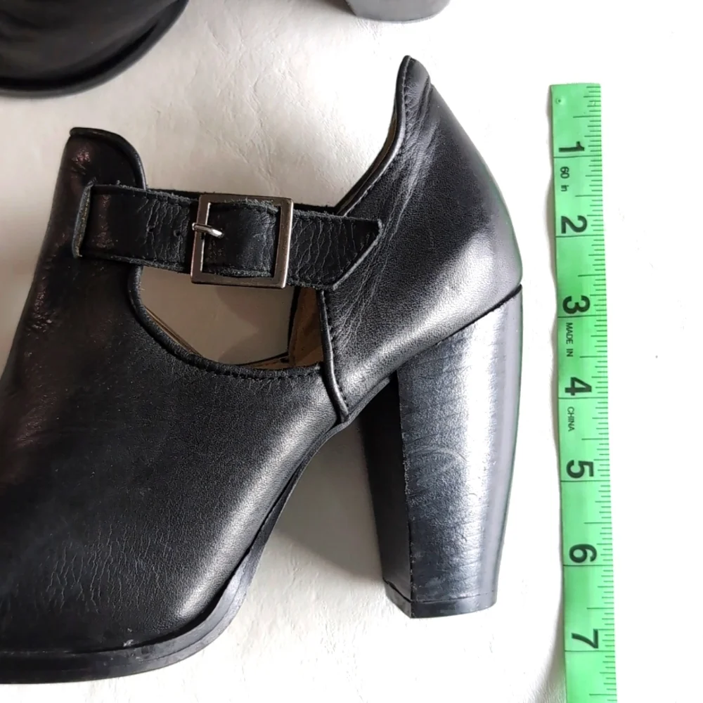 Ivylee Pointed Toe High Heeled Black Leather Moto Booties Women's Size 38